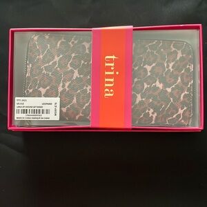 Trina Turk large zip around wallet NWTs ready to gift 🎁 leopard 🐆 & gold $78